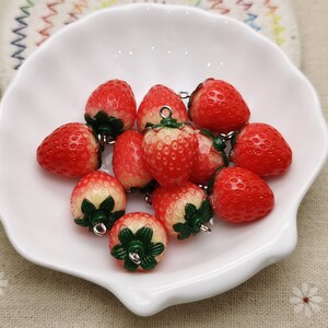 6/20 個 プラスチック ストロベリー フルーツ ペンダント チャーム 樹脂 手作り ジュエリー 作成 DIY ファインディング ネックレス イヤリング 装飾 アクセサリー XP0642