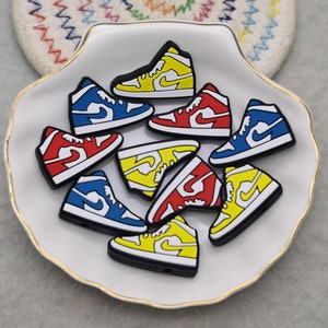 Scarpe da ginnastica con perline in silicone Scarpe da basket sportive Perline focali per penna Bracciale Collana Portachiavi Cordino, Perline in silicone Fai da te Fascino Trovare XS0107