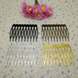 Pode incluir: Quatro pentes de cabelo em cores diferentes: preto, prata, bronze e dourado. Cada pente tem um design decorativo com dentes arredondados.