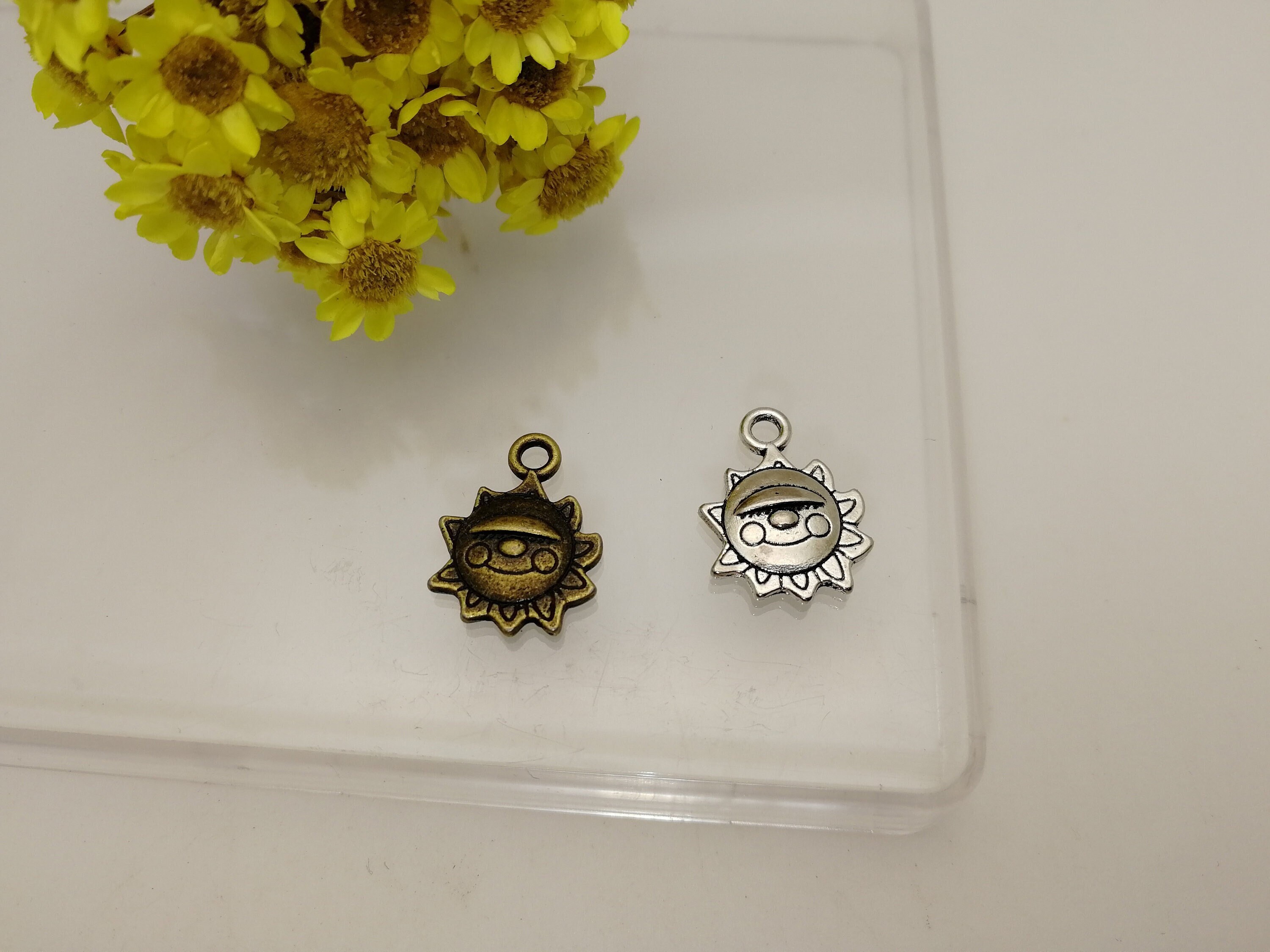 30/100 Pieces Metal Sun Pendant Necklace Earring Keychain 30/100 Pieces Metal Sun Pendant Necklace Earring Keychain