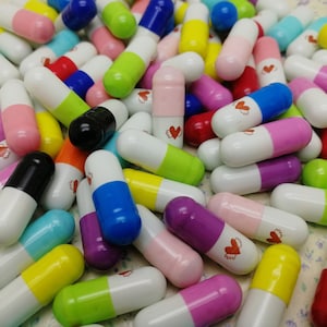 500 Stück Herzflügel Wunsch Nachricht Pillenkapsel Charme mit leerer Papiernotiz im Inneren, Mix-Farbe geheime Liebesnotiz Pillenperle DIY finden EXP0087