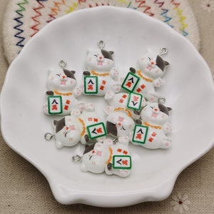 6/20 Stück Kunststoff Maneki Neko Glückskatze Anhänger Charme, Harz Handarbeit Schmuck Halskette Ohrring Tropfen Dekoration Accessoire, xp1045