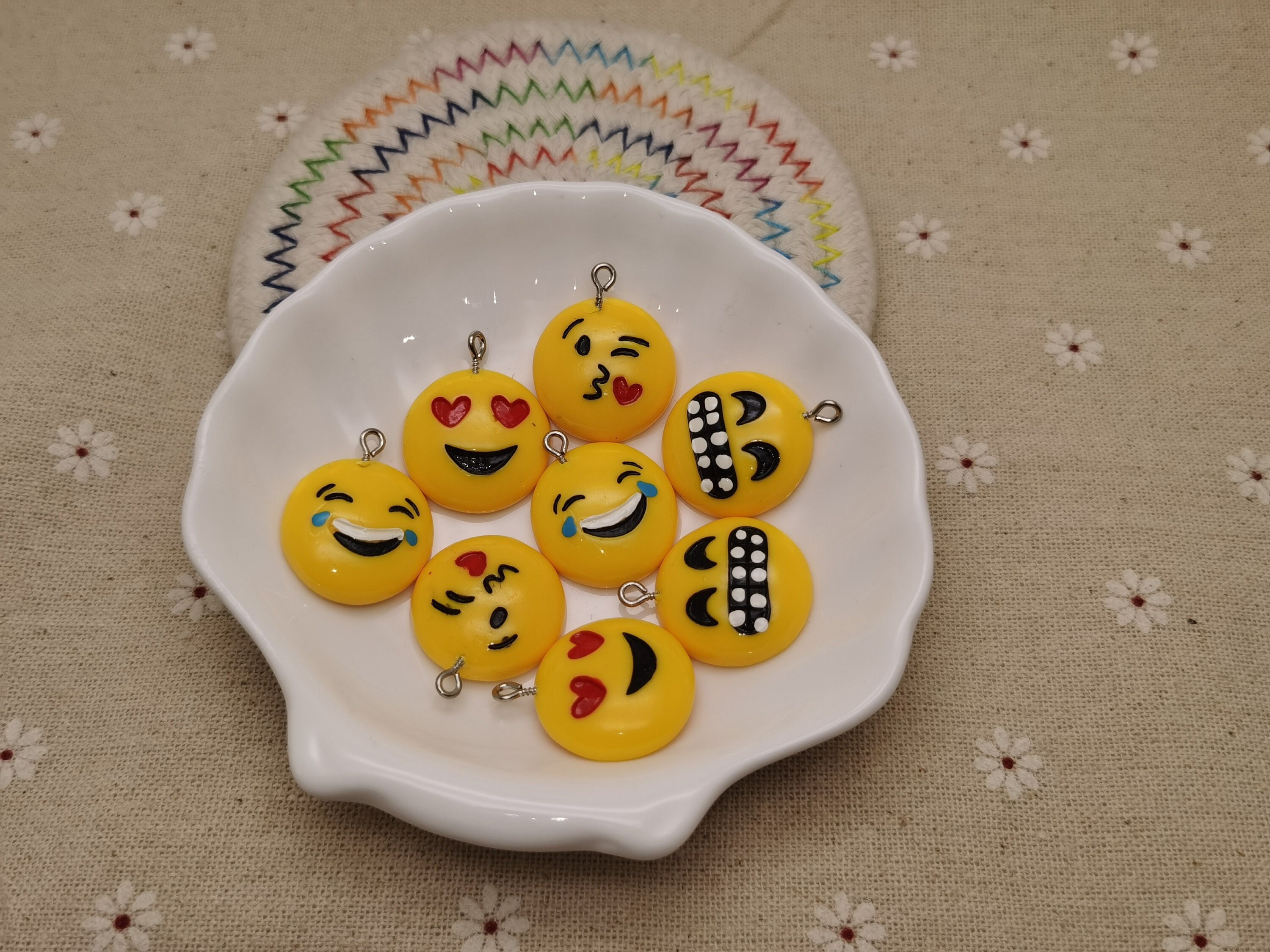 6/20 Pieces Plastic Face Emoji Expression Pendant Charm