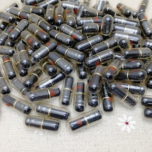 100 Stück klare Farbe Herz Wunsch Nachricht Pillenkapsel Charme mit schwarzer Farbe Blankopapier Notiz im Inneren, geheime Liebesnotiz Pillenperle, xp0224