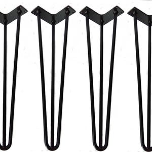以下が含まれることがあります： 家具用の黒い金属製のヘアピンレッグ4本セット。各レッグは三角形のベースと3本のピンが付いています。
