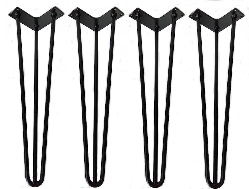 以下が含まれることがあります： 家具用の黒い金属製のヘアピンレッグ4本セット。各レッグは三角形のベースと3本のピンが付いています。