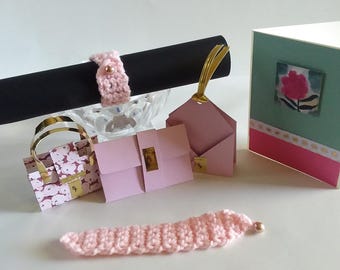 Carte faite main et coffret cadeau : carte aquarelle, bracelets au crochet, petit sac à main, célébration