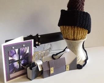 Carte de voeux et coffret cadeau faits main : serre-tête au crochet noir, bracelet, sac à main