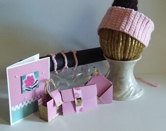 Coffret rose fait main : carte, sac à main, support à thé, bandeau et bracelet