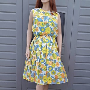 Vintage 50&#39;s  flower print lovely pleated dress Sz Medium-Large
