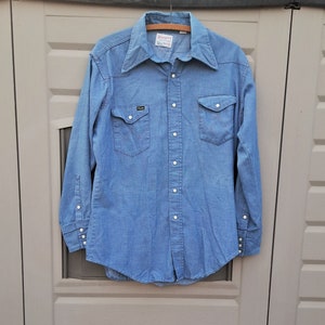 Vintage 70s Wranglers long tails Chambray denim   long sleeve shirt white snap  buttons  47 in  chest