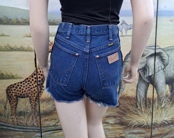 Vintage 80's Wrangler  High waisted blue  denim shorts  Waist 26.5 inch