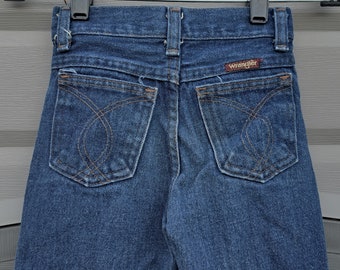 Kids.......Wrangler Vintage 70's  denim jeans 1970s  kids jeans boys and  girls jeans ..19.5  x 20.5.....19.5  in waist  Size 6 ?