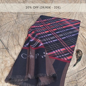 以下が含まれることがあります： フリンジの縁取りが施された、茶色と黒の格子柄のスカーフ。スカーフは赤、ピンク、紫の格子柄です。スカーフには「C P」の文字が印刷されています。