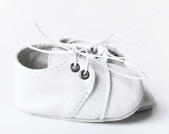 Witte leren baby-oxfords, handgemaakte schoenen met zachte zool