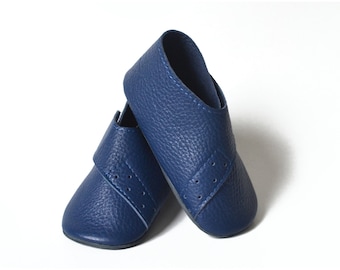 Pantoufles de bébé, chaussures bleues de bébé, pantoufles de bébé en cuir, pantoufles d’enfant, mocassins de bébé garçon, cadeau de douche de bébé, chaussures d’enfant, chaussures de berceau