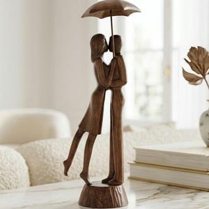 Holzskulptur „Kuss im Regen“ – Statuette eines Paares – Boho-Kunst