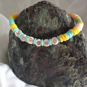 Pulsera hecha a mano boho con cuentas de letra * joyería de moda * regalo único * joyas hechas a mano * traje * cuentas de heishi * fuerte