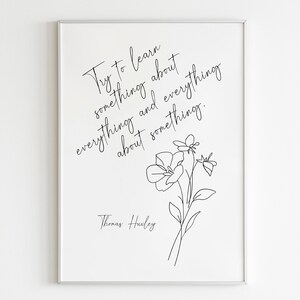 Può includere: Arte da parete stampabile in bianco e nero con una citazione di Thomas Huxley: "Cerca di imparare qualcosa su tutto e tutto su qualcosa."