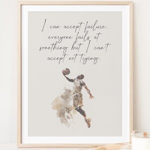 Può includere: Un'illustrazione ad acquerello di un giocatore di basket in aria, con una citazione che recita: "Posso accettare il fallimento, tutti falliscono in qualcosa, ma non posso accettare di non provarci."