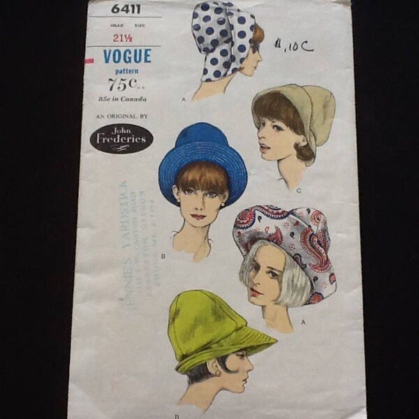 Vogue modèle 6411. vintage des années 1960 manque John Frederics chapeau à bord large ou étroit avec des couronnes sectionnelles. Taille de la tête 21 1/2.