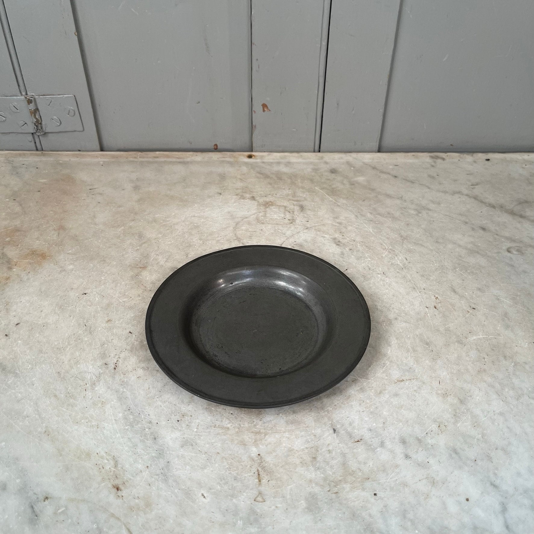 刻印のある小さなアンティークの英国製ピューター製施し皿 - Etsy 日本