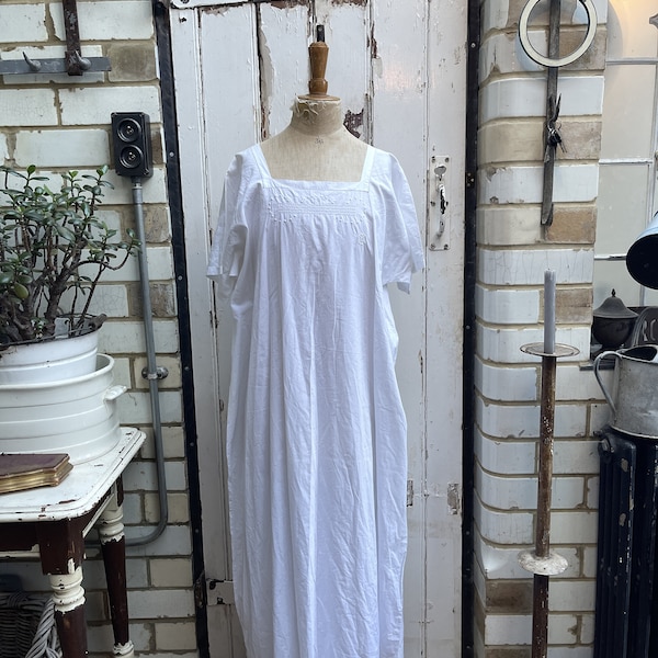 Antieke Franse witte katoenen voile jurk met borduursel en ladderwerk detail maat M