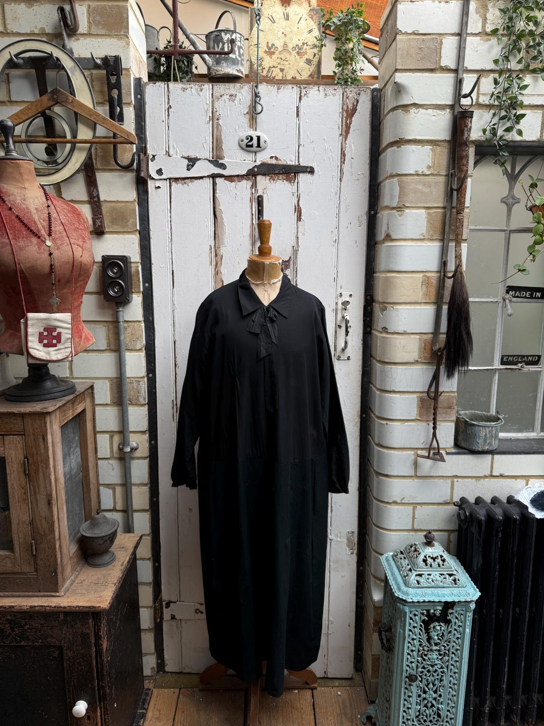 Abito vintage francese fatto a mano in lana e crêpe nero, taglia M