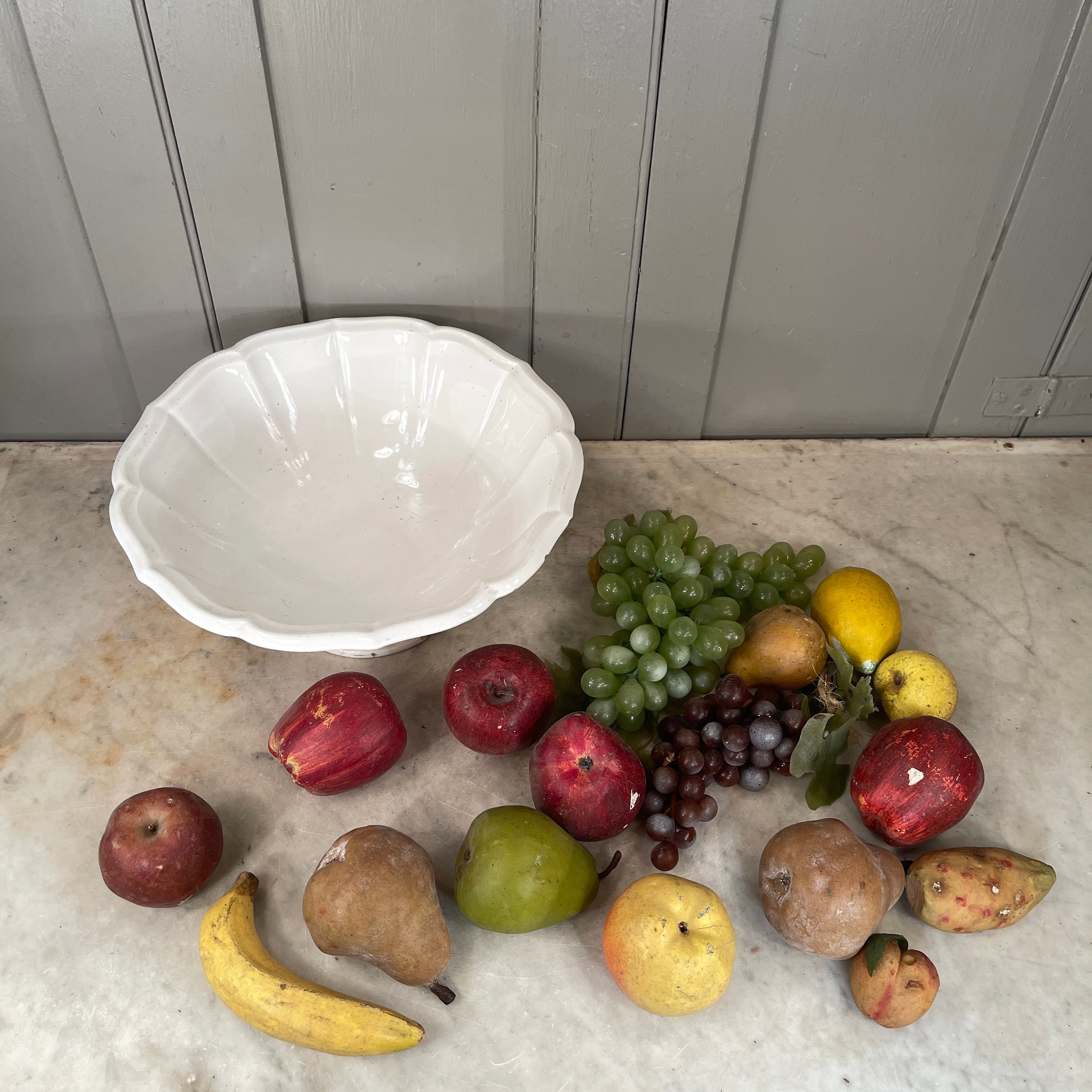 アンティークのフランス製ジアンの白い陶器のフルーツボウル（ワックス
