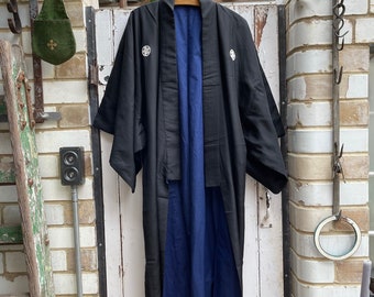 Kimono antiguo japonés de seda y algodón: negro con forro índigo.