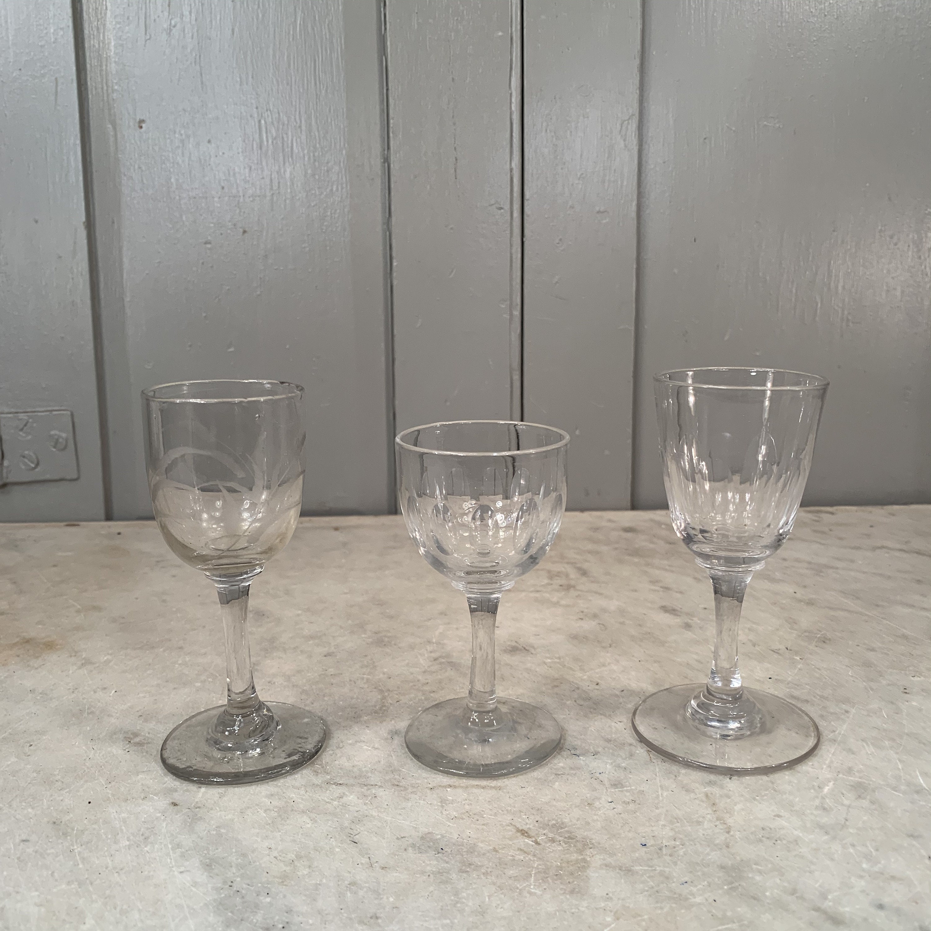 アンティークビクトリア朝のカットグラスのワイングラスまたはシェリー