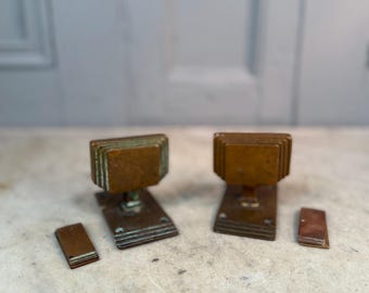 Paar antike Bronze Art-Deco-Türgriffe Griffe und Schlüssel Rosetten