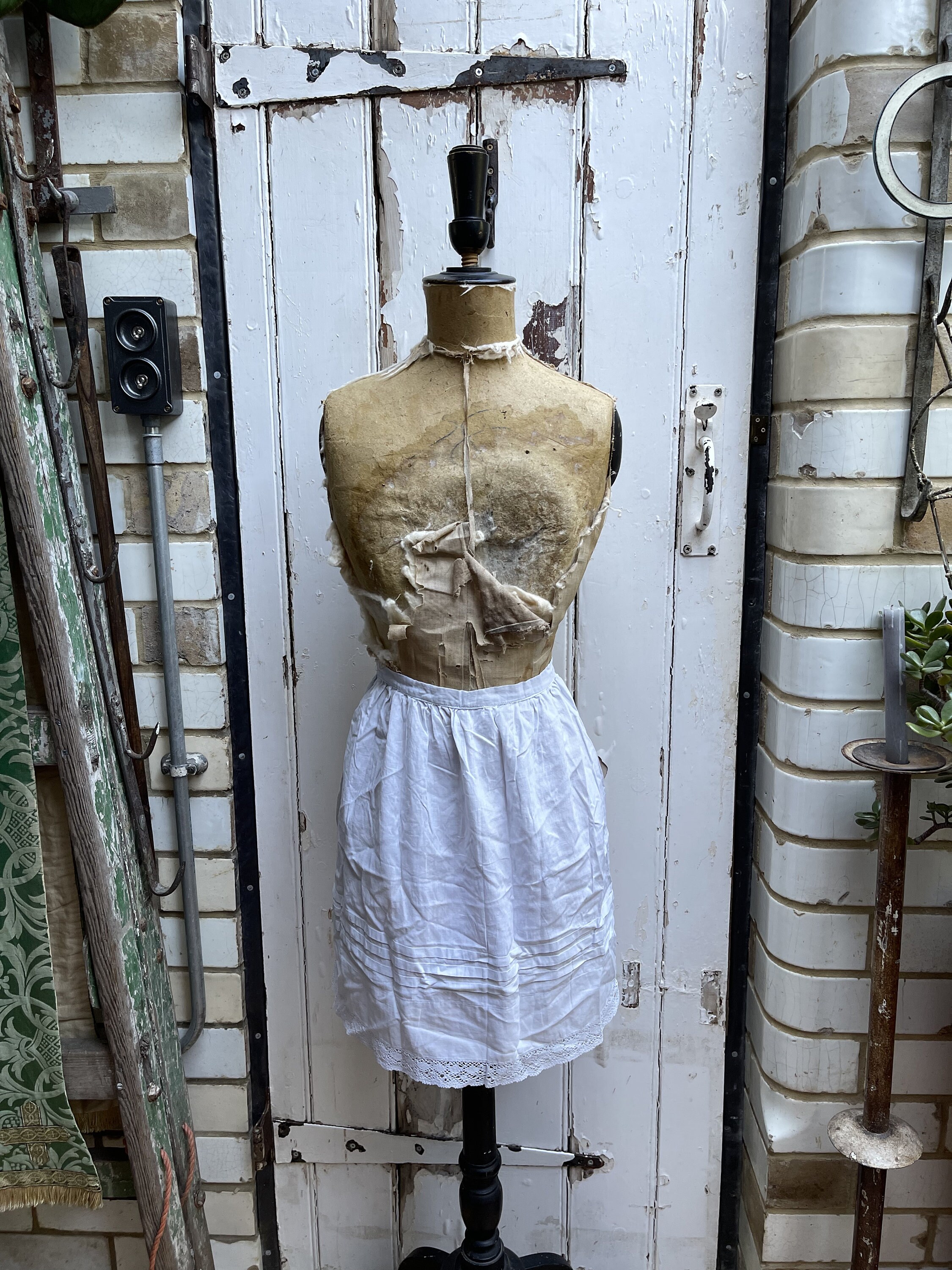 アンティークホワイトコットンエプロン（レーストリム付き