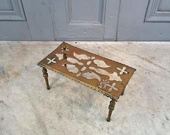 Salvamanteles o soporte para tetera antiguo de latón de la época victoriana