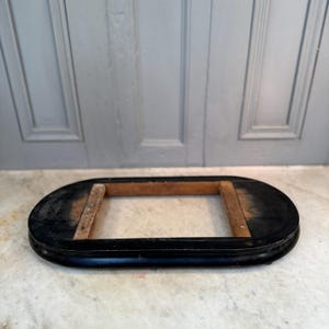 Peut inclure: Cadre en bois de forme ovale noir avec un bord surélevé. Le cadre est vide et prêt à être utilisé pour une image ou un miroir.