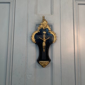 Antiguo crucifijo de pared francés ebonizado con decoración barroca de bronce.