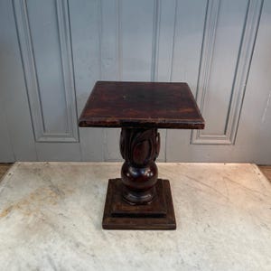 Grote antieke gesneden mahoniehouten decoratieve standaard