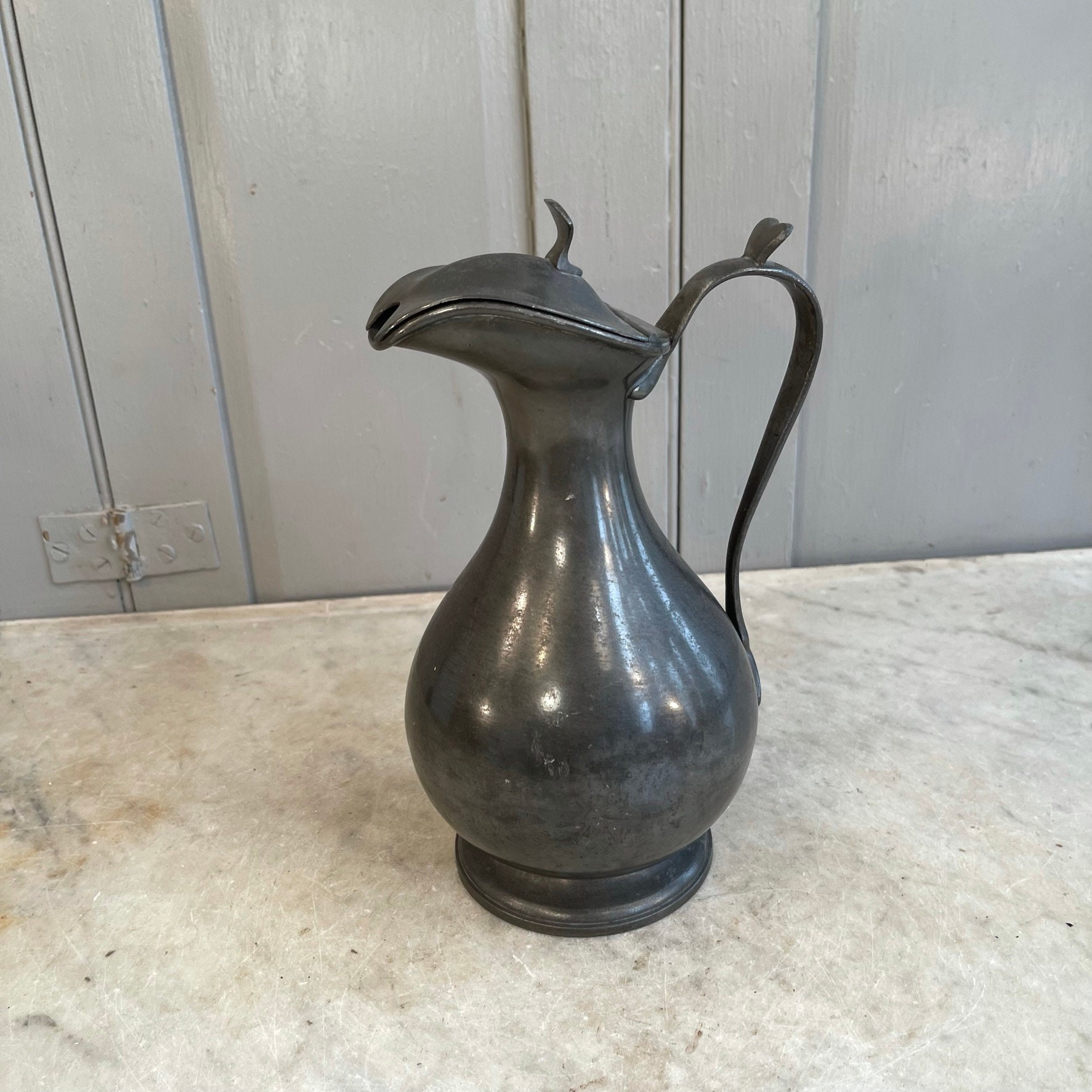 英国1800年代ビクトリア朝中期: James Dixon &Sons製ジョッキ Antique Art Nouveau Pewter Lidded Jug or Pitcher by James Dixon