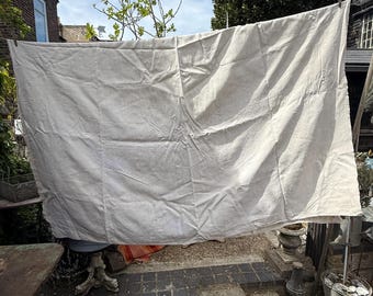 Antiek Frans beige dubbel laken van ongebleekt linnen met initiaal M in het midden van de naad in de hoek