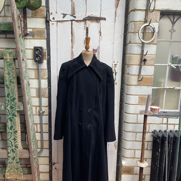 Antieke Franse lange zwarte wollen jas met fluwelen decoratie van Twacon maat M UK 12