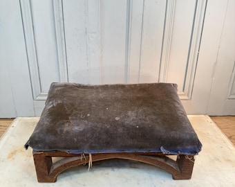 Taburete gótico antiguo de roble con tapa de terciopelo azul.