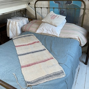 Antieke Franse beige graanzak met blauw en rood streeppatroon