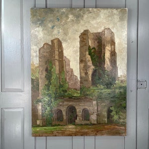 Puede incluir: Una pintura que representa las ruinas de un edificio de piedra con puertas arqueadas y vegetación exuberante. El cielo está nublado y la pintura tiene una paleta de colores apagados.