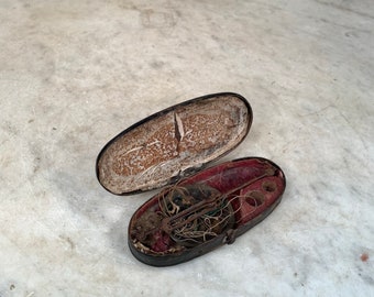 Set of antique Georgian handheld scales in Toleware tin case