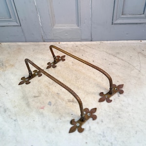 Par de barandillas góticas antiguas de latón procedentes de bancos de iglesia.