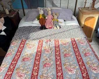 Edredón doble antiguo francés de algodón con estampado floral gris y rojo