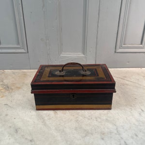 Antigua hucha cofre caja de hojalata, con candado y llave original, años  30. Original.