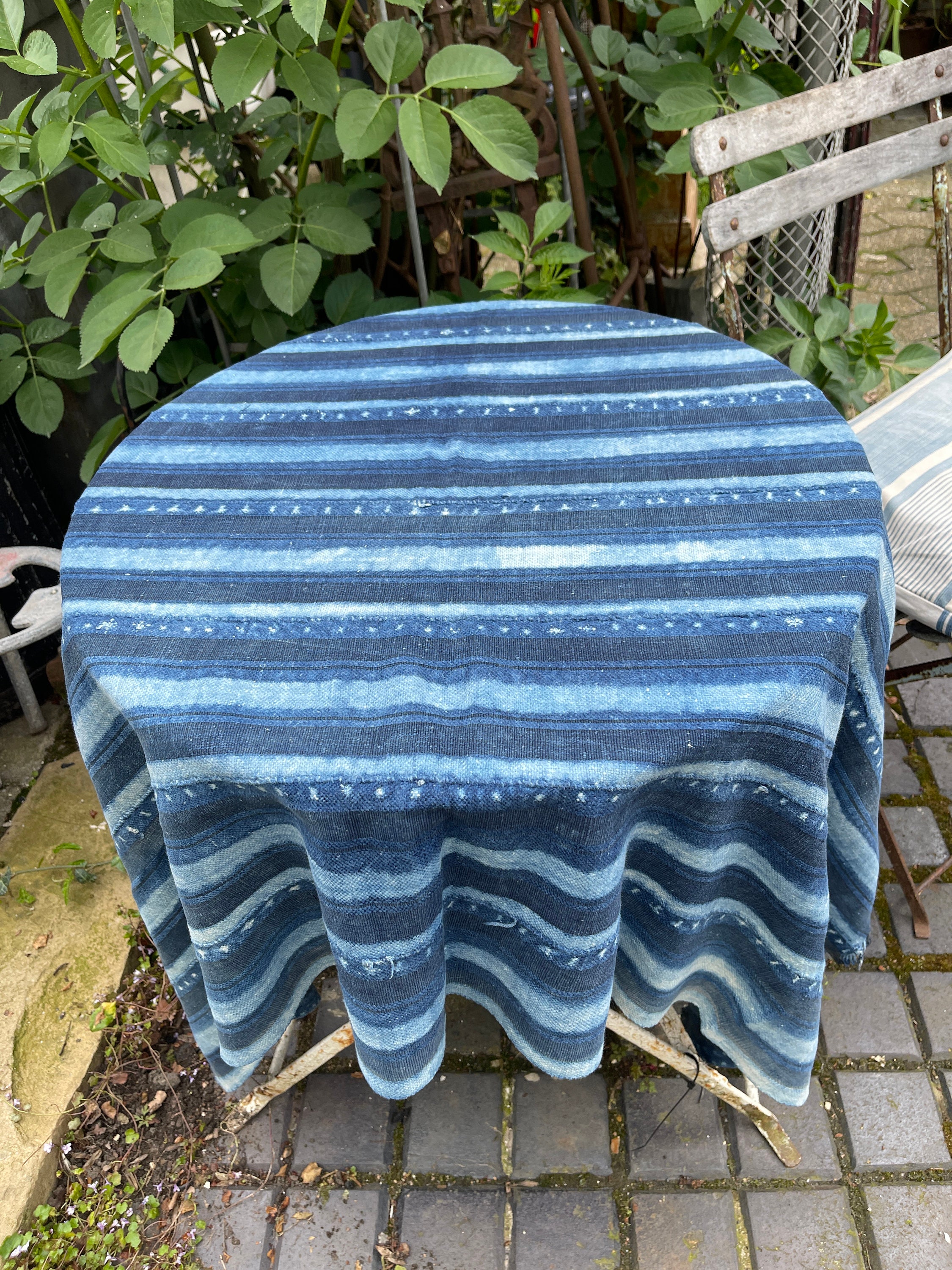Runner da tavola Vallcanera in cotone e lino e righe senape e blu 50 x 160 cm | Kave Home