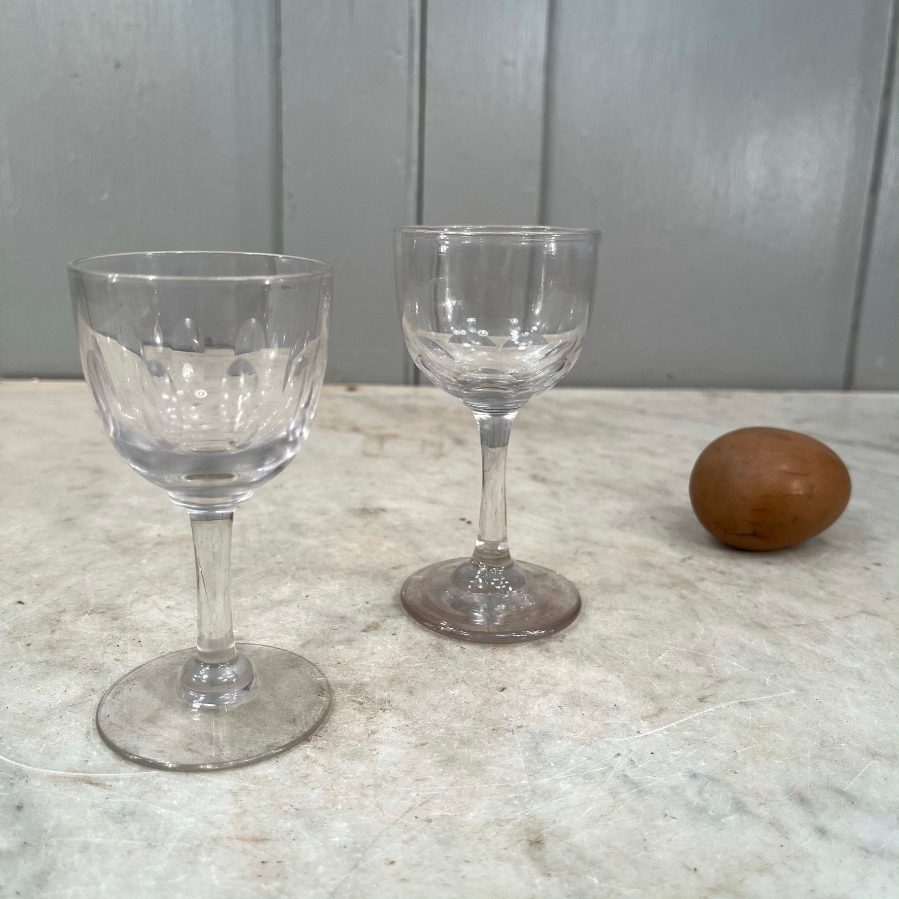 アンティークなビクトリア朝のカットガラスのワイングラスまたは