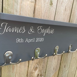 Personalized Coat and Key Hook Shelf: Family Gift, Brass/Chrome Hooks afbeelding 3